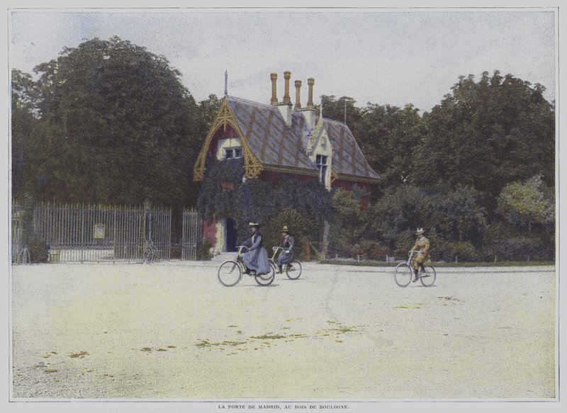 Cyclistes passant devant la Porte de Madrid dans le Bois de Boulogne, Paris (photo couleur) - French Photographer
