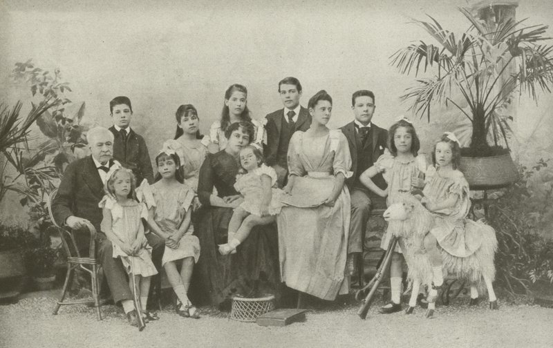 Ferdinand De Lesseps, avec sa femme et ses enfants - French Photographer