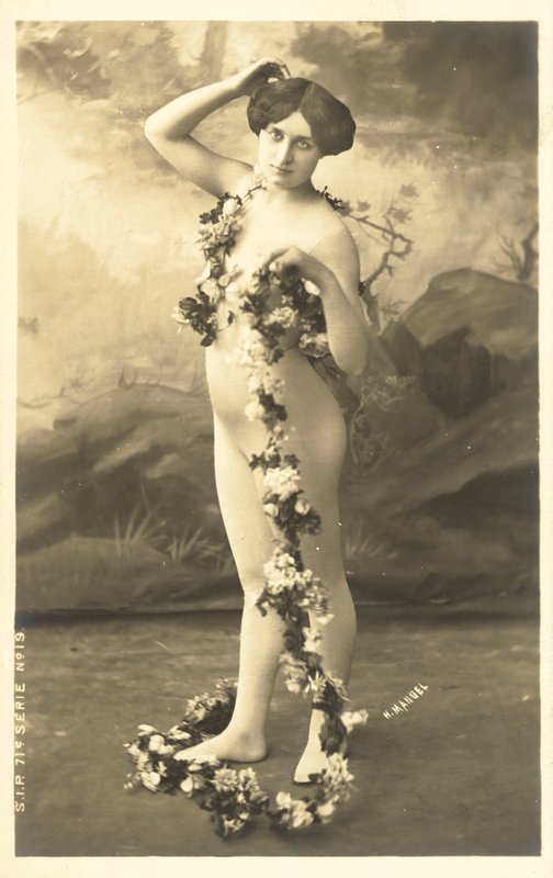 Fille en body tenant une guirlande de fleurs - French Photographer