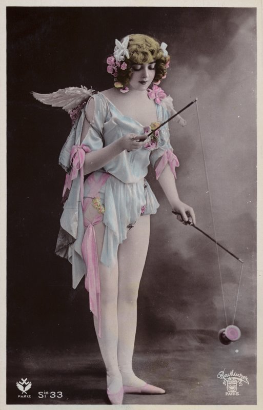Fille jouant avec un diabolo - French Photographer