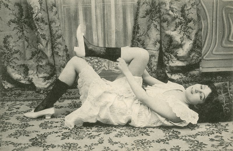 Fille remontant ses chaussettes - French Photographer