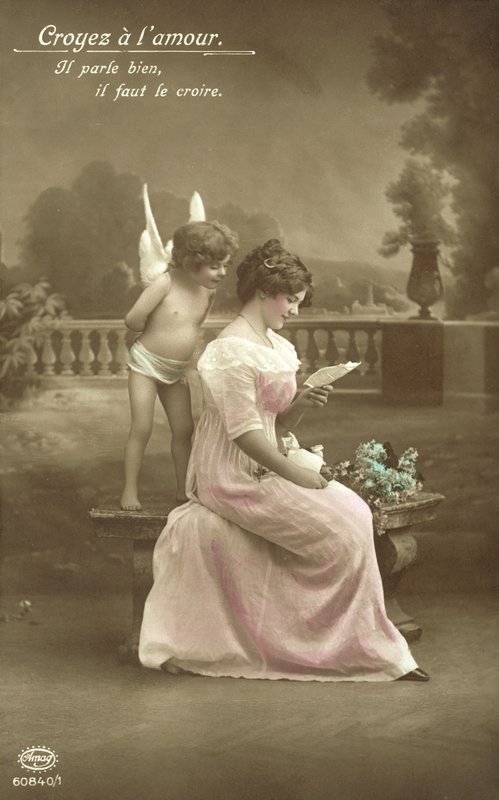 Fille lisant une lettre d