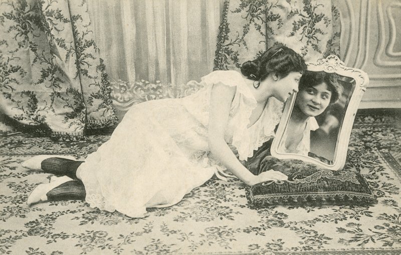Fille souriant à elle-même dans le miroir - French Photographer