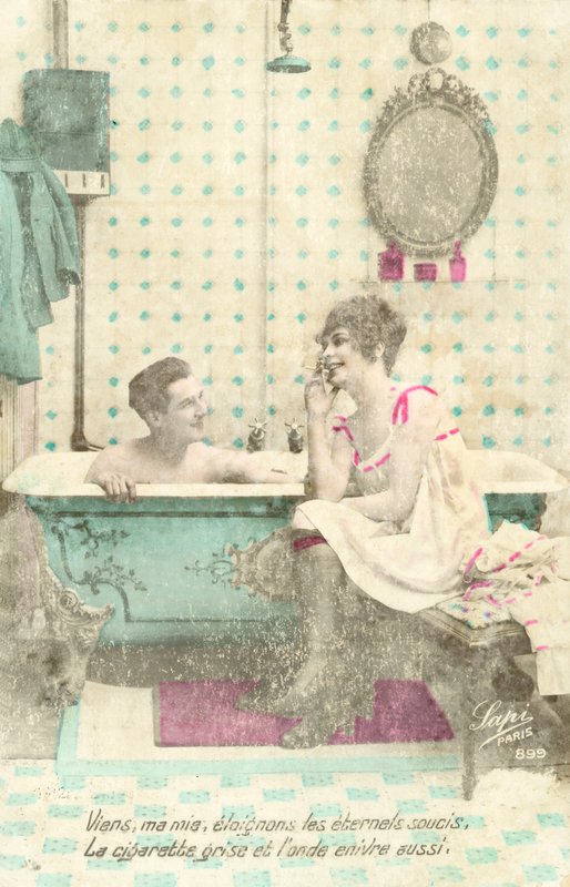 Fille fumant, parlant à un homme dans le bain - French Photographer
