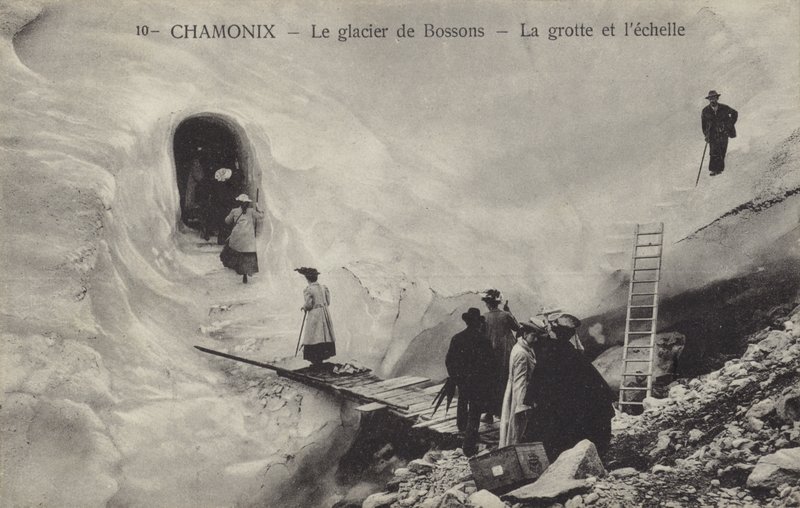 Grotte de glace et échelle, glacier des Bossons, Chamonix, France (photo n/b) - French Photographer