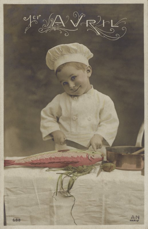 Petit garçon cuisinant un poisson - French Photographer