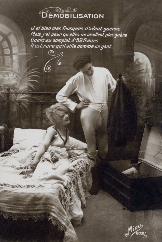 Homme déballant sa valise - French Photographer