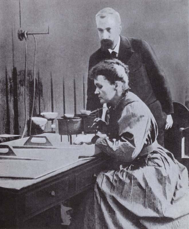 Pierre et Marie Curie, découvreurs du radium, dans leur laboratoire à l
