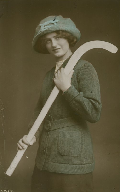 Jeune femme portant une crosse de hockey sur l