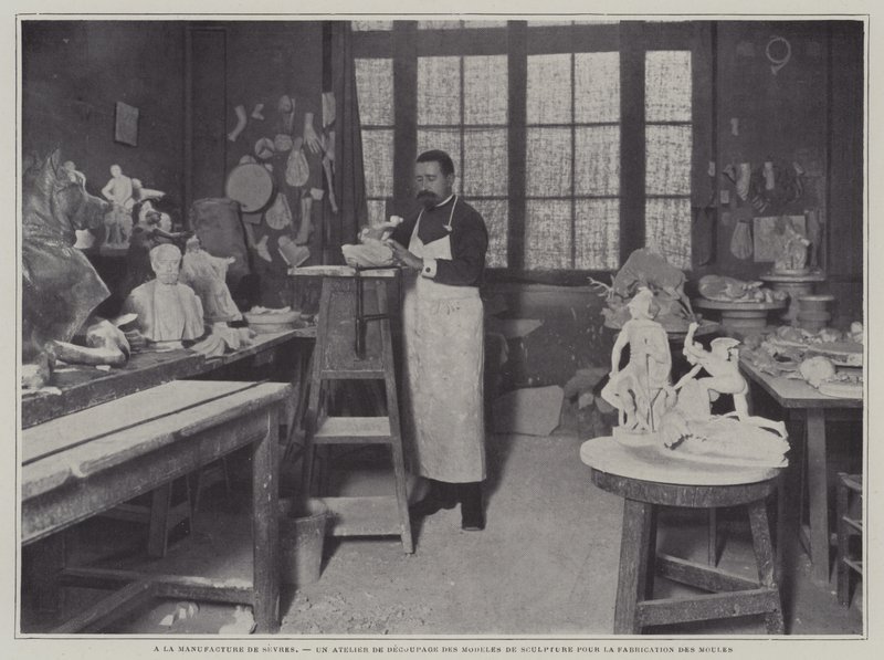 Préparation des moules dans un atelier à la manufacture de porcelaine de Sèvres, France - French Photographer