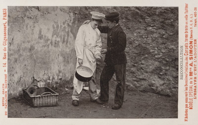 Réconciliation entre deux garçons travaillant dans un hôtel ou un restaurant - French Photographer