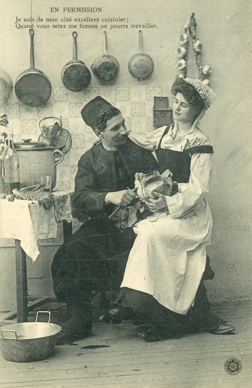 Servante assise sur les genoux d
