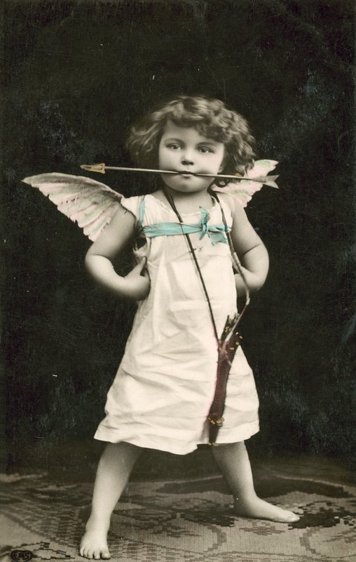 Petit garçon, déguisé en Cupidon, avec une flèche dans la bouche - French Photographer