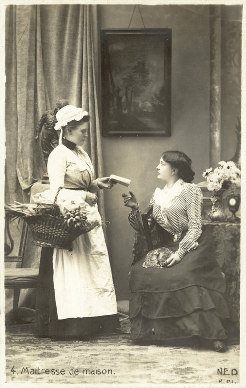 La maîtresse de maison donnant des instructions à sa servante - French Photographer