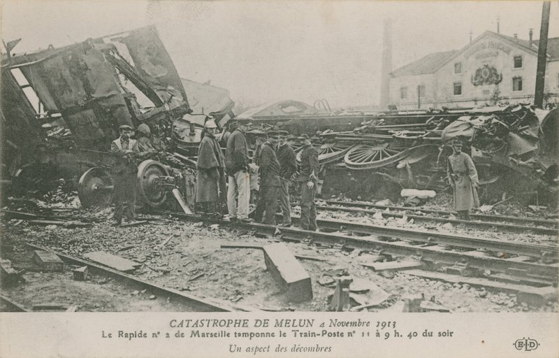Accident de train à Melun en France, 4 novembre 1913. Vue des décombres - French Photographer