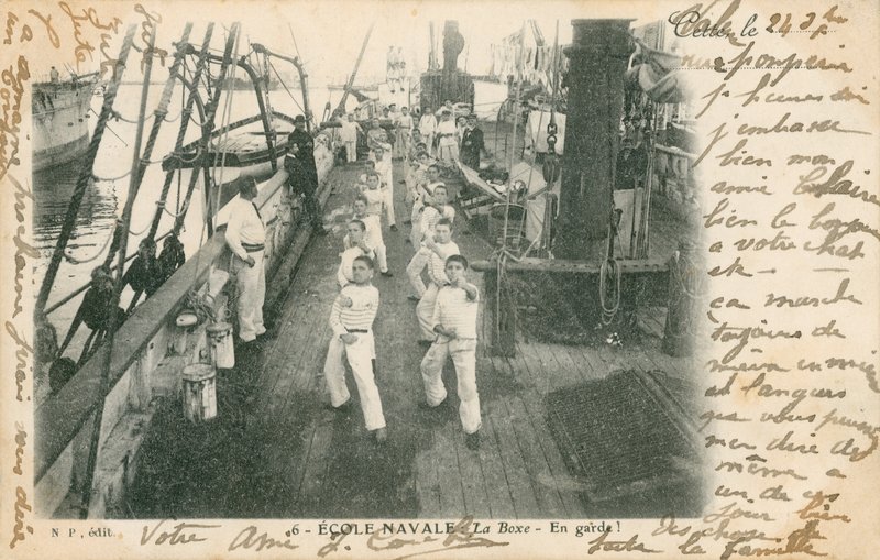 Marins en formation à une école navale française prenant une leçon de boxe sur le pont - French Photographer
