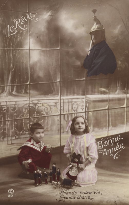 Deux enfants jouant avec leurs jouets en pensant à leur père soldat - French Photographer