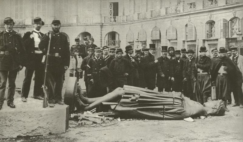 Colonne Vendôme, après son renversement le 16 mai 1871 - French Photographer