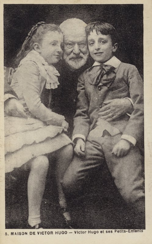 Victor Hugo (1802-1885), poète, romancier et dramaturge français, avec ses petits-enfants - French Photographer