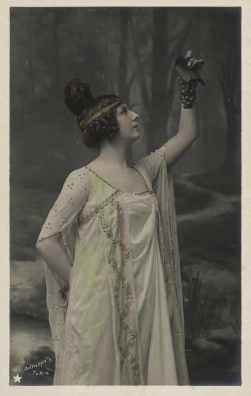 Femme avec une grappe de raisins - French Photographer