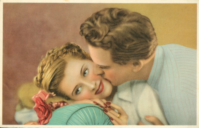 Jeune homme embrassant une jolie fille sur la joue (photo) - French Photographer