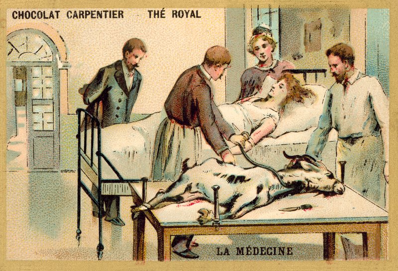 Une femme recevant une transfusion sanguine d