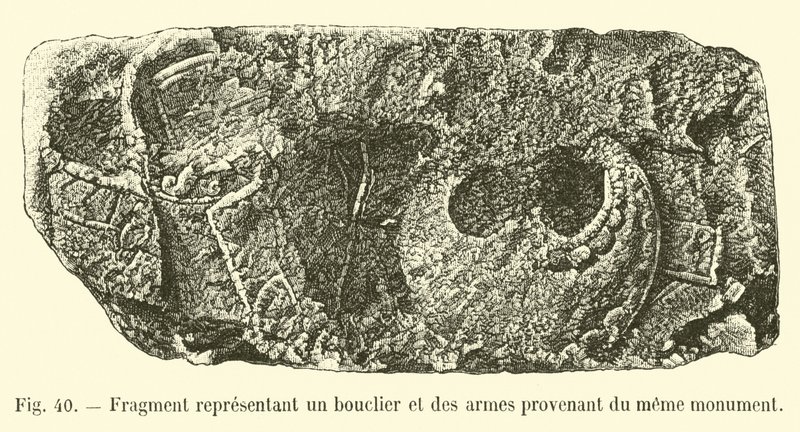 Fragment représentant un bouclier et des armes provenant du même monument - French School