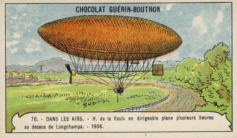 Henri de la Vaulx en vol stationnaire dans un dirigeable au-dessus de Longchamps pendant plusieurs heures - French School