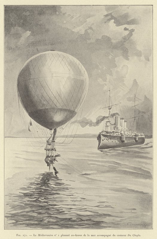 Le Méditerranéen no 1 planant au-dessus de la mer accompagné du croiseur Du Chayla - French School