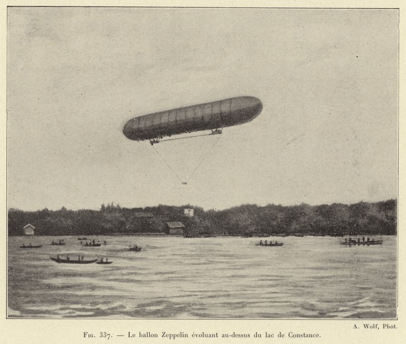 Le ballon Zeppelin évoluant au-dessus du lac de Constance - French School