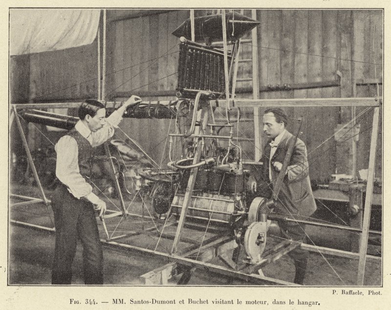 MM Santos-Dumont et Buchet visitant le moteur, dans le hangar - French School