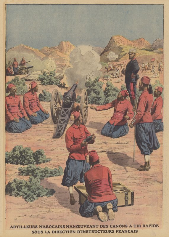 Artilleurs marocains tirant des canons à tir rapide sous la direction d