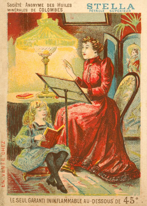 Femme et enfant lisant à la lumière d