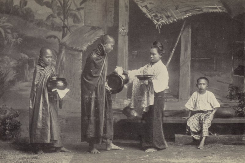 Birmanie : Le Pongyi avec son bol à aumônes - Georges Bertin Scott