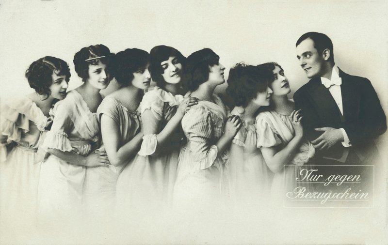 Un homme en demande (photo n/b) - German Photographer
