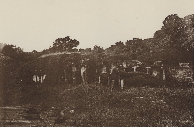 Villes en ruines de Ceylan : Temple de roche à Polonnaruwa - Henry W. Cave