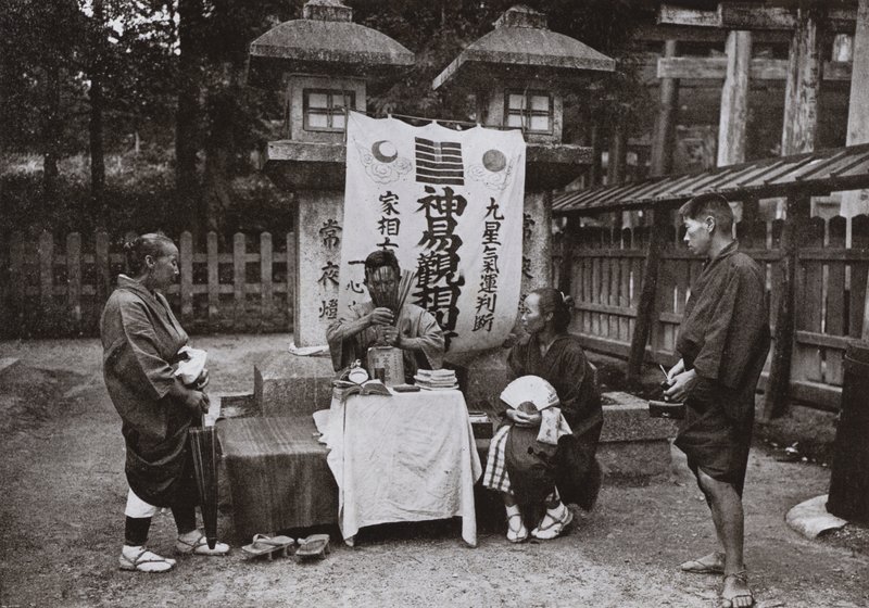 Une Diseuse de Bonne Aventure au Temple Inari - Herbert Ponting