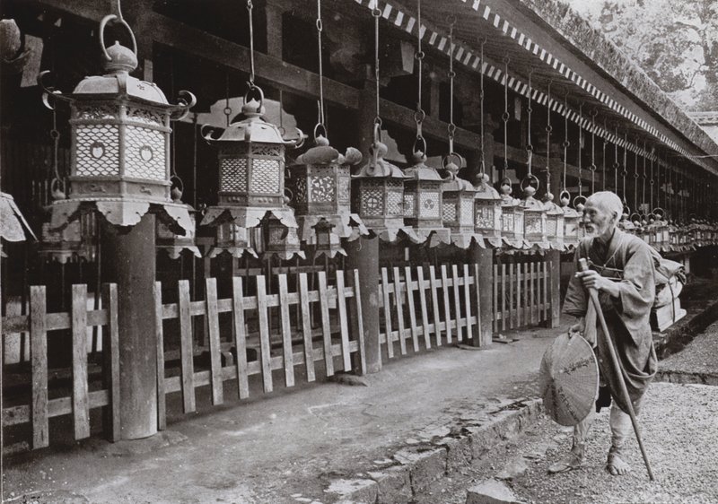 Un pèlerin au temple de Kasuga, Nara - Herbert Ponting