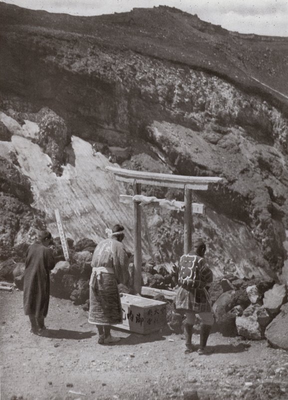 Un sanctuaire au bord du cratère - Herbert Ponting