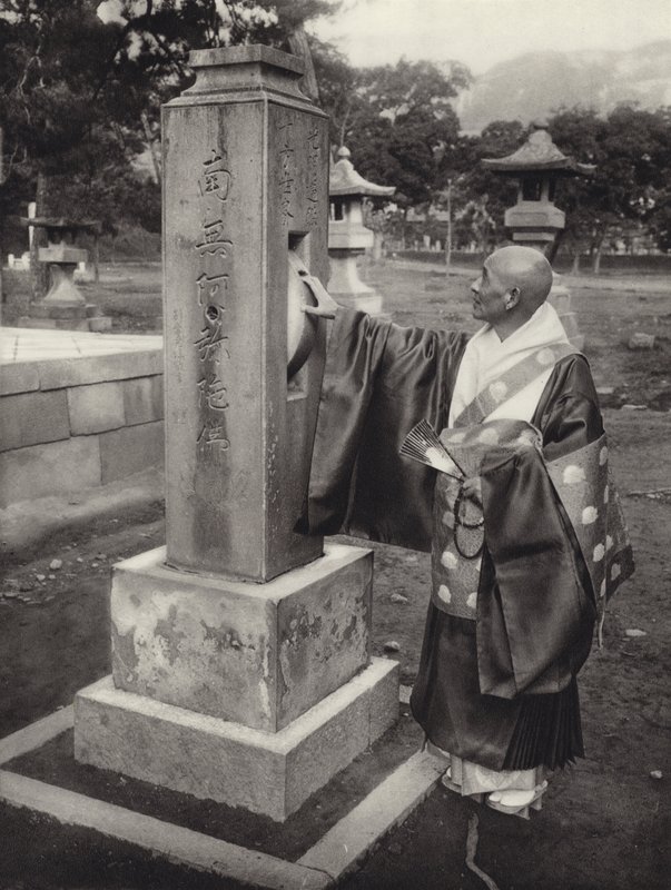 Japon dans les années 1920 : Roue de prière et prêtre bouddhiste - Herbert Ponting