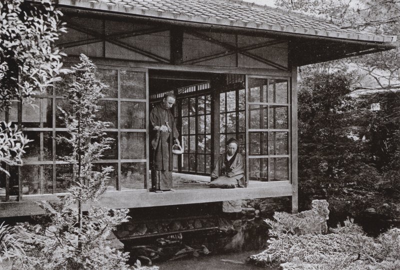 Namikawa San nourrissant ses carpes - Herbert Ponting