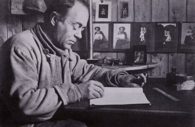 Scott écrivait, planifiait et calculait à sa petite table - Herbert Ponting