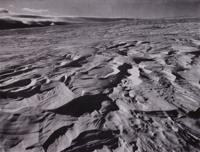 Les grandes vagues de neige gelée soulevées par le vent - Herbert Ponting