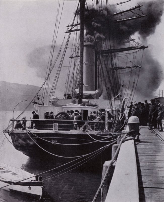 Le petit navire a quitté Port Chalmers pour la dernière étape de son voyage - Herbert Ponting