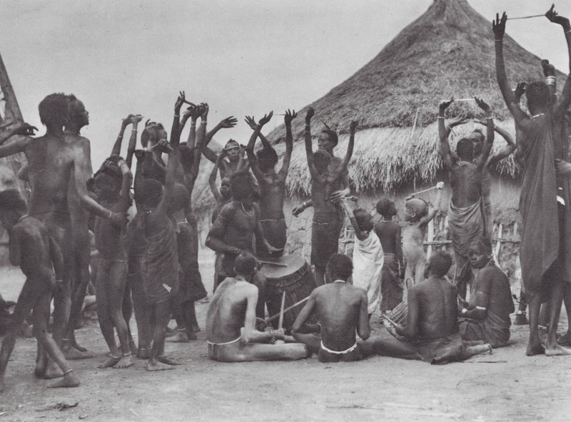 Afrique : danse des vaches Dinka - Hugo Adolf Bernatzik