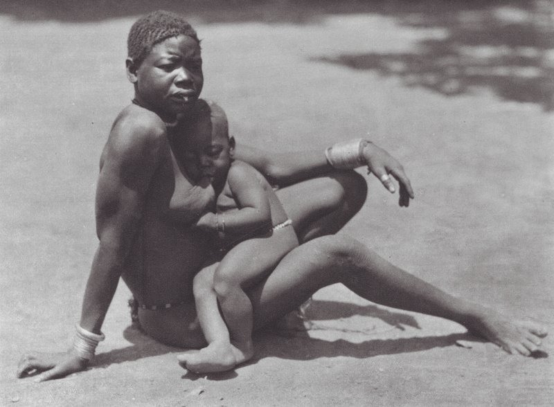 Afrique : Djur oriental, mère et enfant - Hugo Adolf Bernatzik