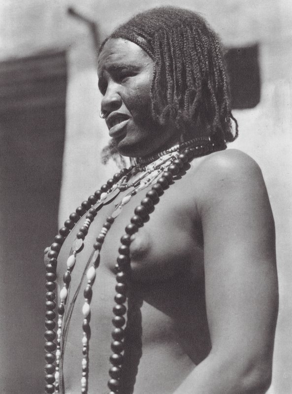 Afrique : Gawazi, une danseuse professionnelle - Hugo Adolf Bernatzik