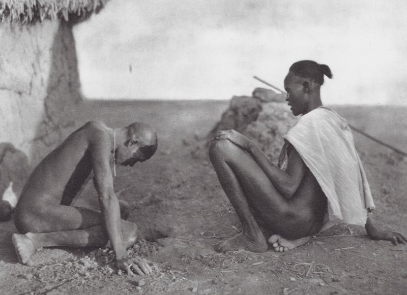 Afrique : Guérisseur saignant un patient - Hugo Adolf Bernatzik
