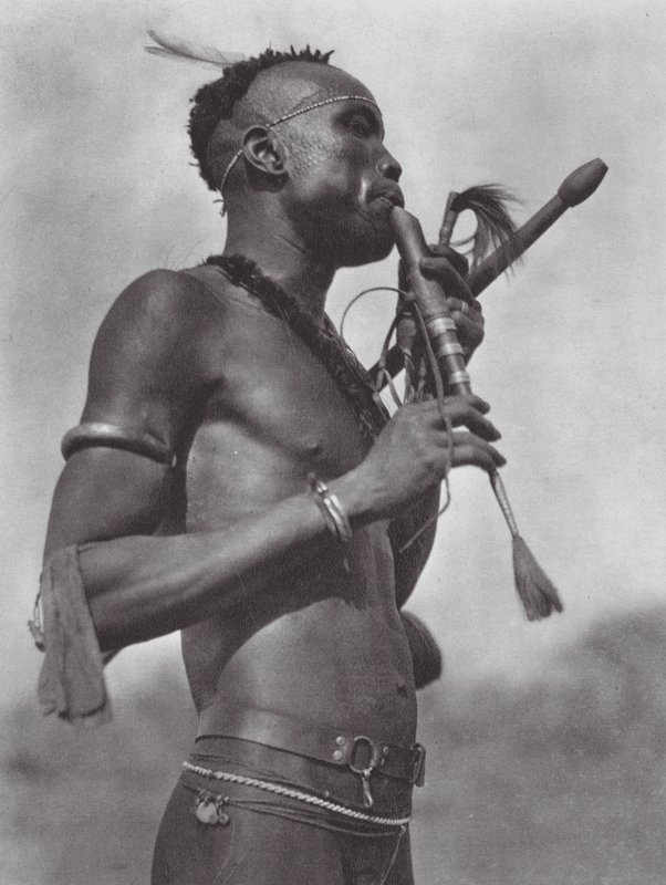 Afrique : Joueur de flûte Niambara - Hugo Adolf Bernatzik