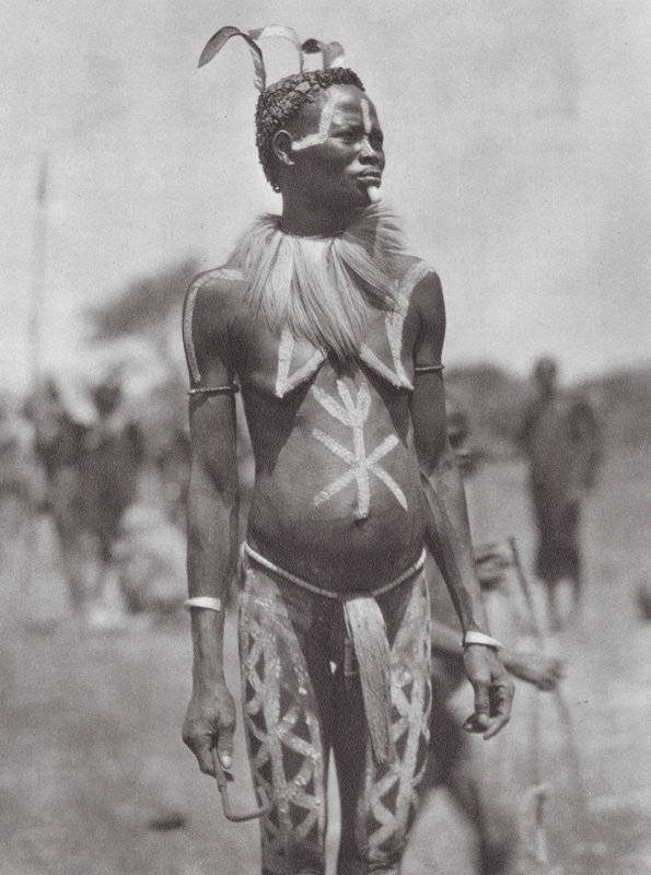 Afrique : Femme Nuba avec ornement festif - Hugo Adolf Bernatzik